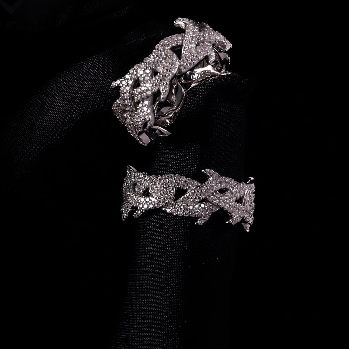 VEILBOUND / VVS MOISSANITE THORN RING
(925 SILVER) GRA CERTIFIED